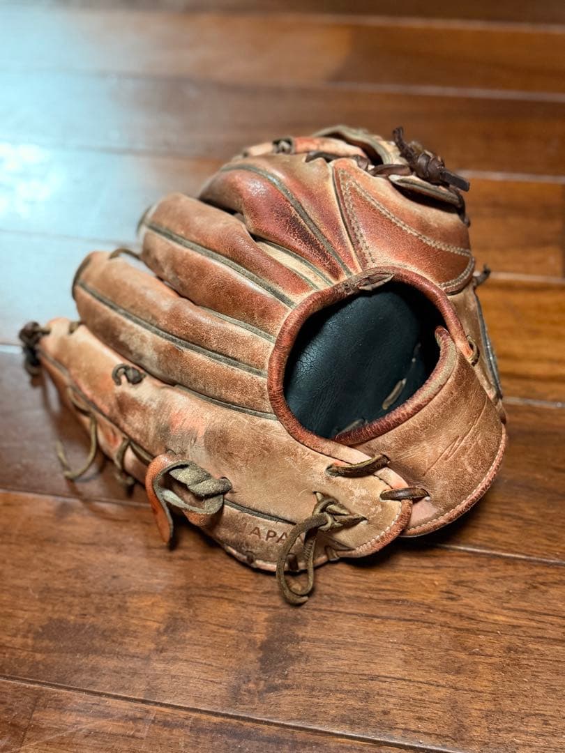 茶色の革製野球グローブ