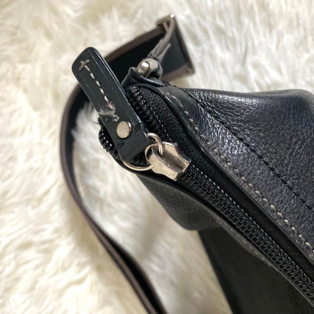 ＊B＊COACＨ　斜めがけショルダーバッグ　クロスボディ レザー　ブラック
