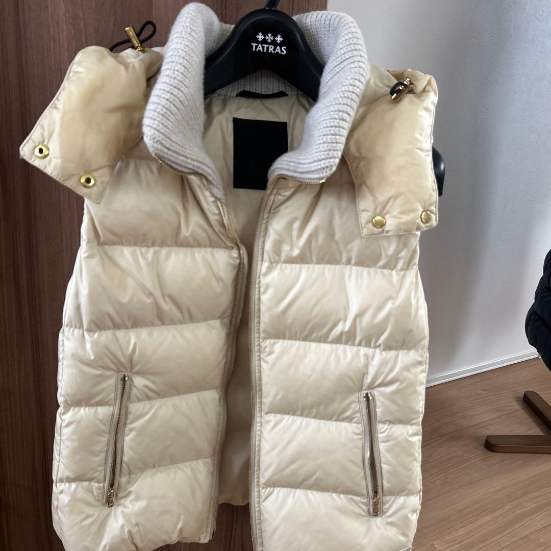タトラス　Oggiコラボ　クリーム色　フード付きダウンベスト