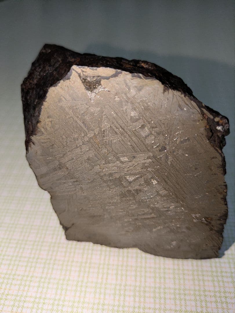 隕石　アルタイ隕石　鉄隕石　2,064グラム　外皮付　ウィドマンシュテッテン構造