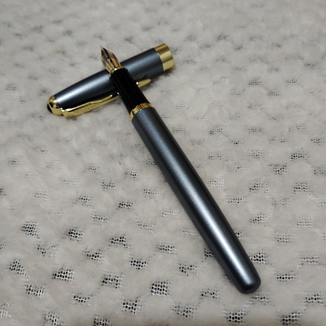 グレーの金属製万年筆4