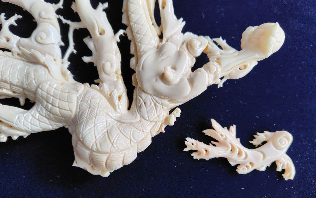 サンゴ 彫刻　土佐 高知沖 コーラルサンゴ額入り 龍 約70cm補修 箇所あり