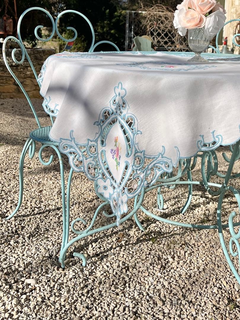 ◆フランスアンティーク｜乙女な手刺繍テーブルクロス、水色花姫レース小さめ正方形