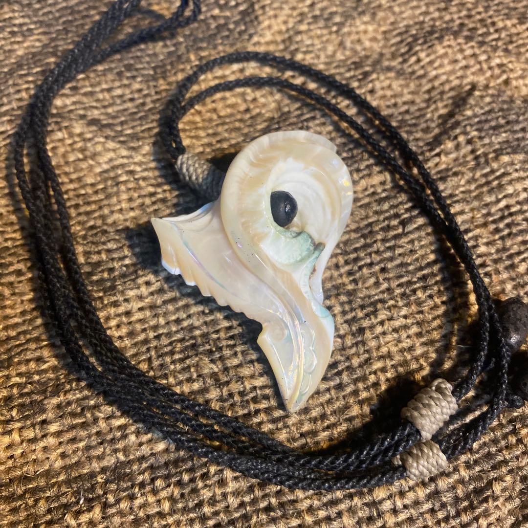 夜光貝のペンダント　「海神の歯」　ハワイアンジュエリー　ボーンカービング