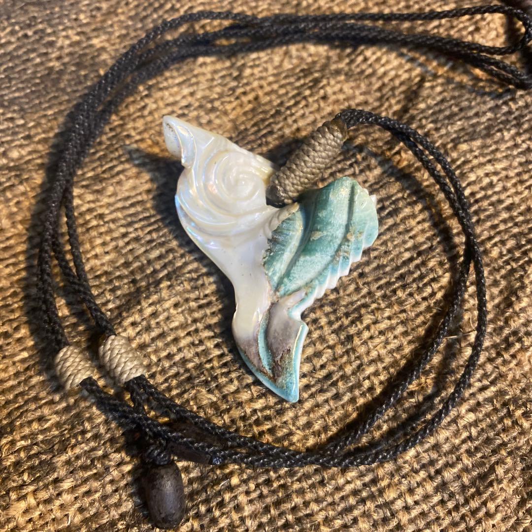 夜光貝のペンダント　「海神の歯」　ハワイアンジュエリー　ボーンカービング