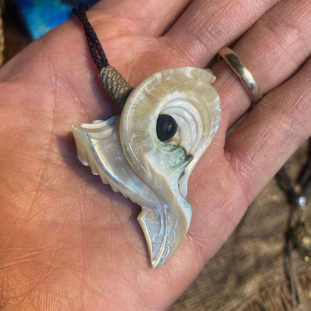 夜光貝のペンダント　「海神の歯」　ハワイアンジュエリー　ボーンカービング