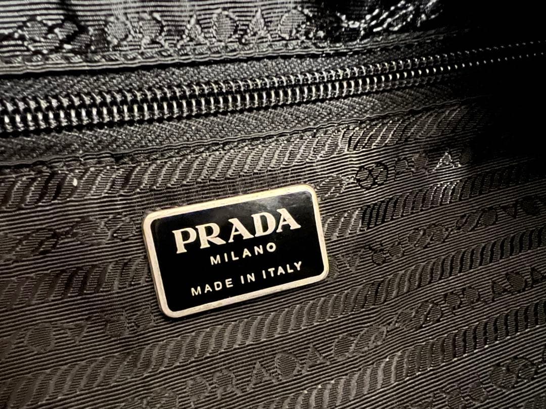 PRADA　メッセンジャーバッグ 三角ロゴプレート　ブラック