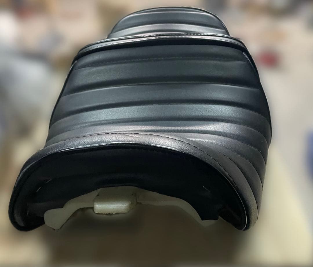 Kawasaki ZRX1100 ロゴ入り タックロールシート黒