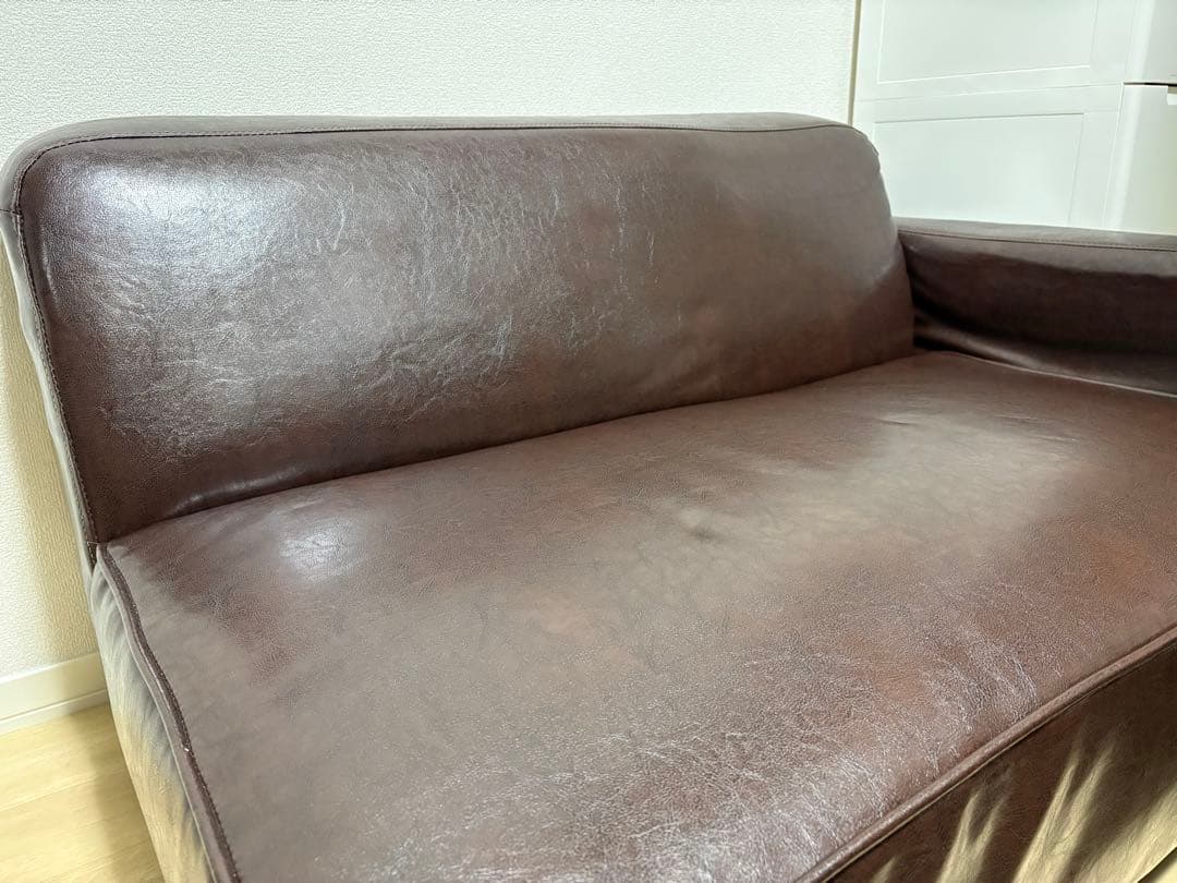 ブラウン合成皮革2人掛けソファ　オットマン　クッション2つ