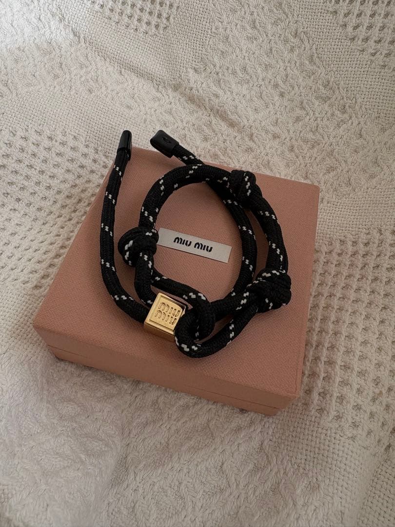 miu miu ブレスレット　black コード　ロゴメタル