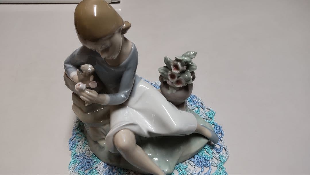 リヤドロ　少女の陶器置物
