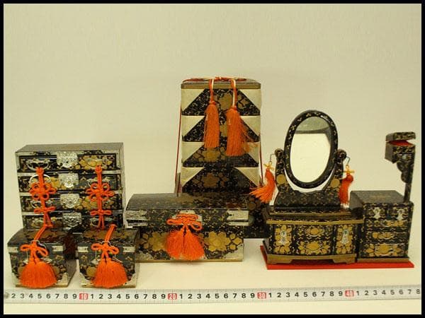 ミニチュア 雛道具 木製 蒔絵家具 重箱 針 鏡 揃い セット(ZE359)