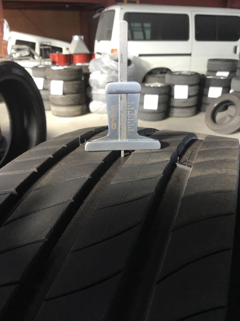 MICHELIN 235/40 R19 タイヤ