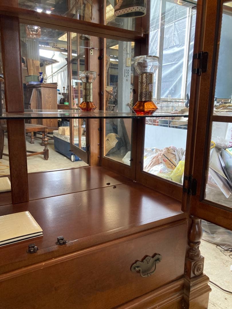 英国アンティーク　ガラスキャビネット　庫内照明付き