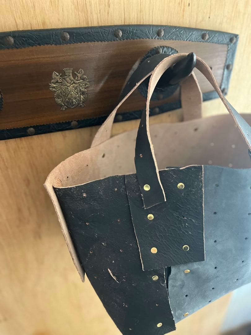 NPW(ヌメ革のパッチワーク)のバッグ。 NPWの学校ワークショップにて制作。