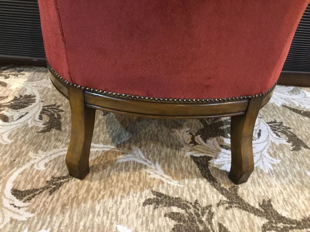 バロックスタイル 赤いアームチェア