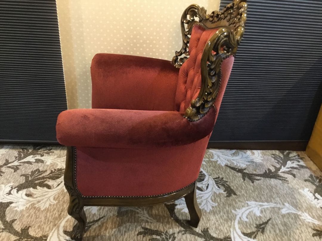 バロックスタイル 赤いアームチェア