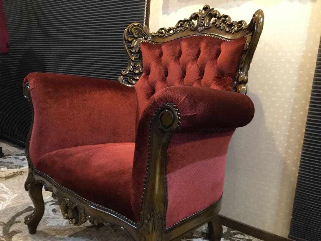 バロックスタイル 赤いアームチェア