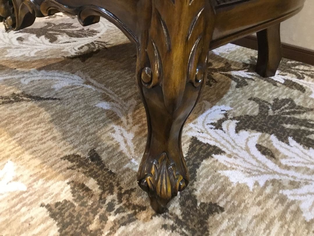 バロックスタイル 赤いアームチェア