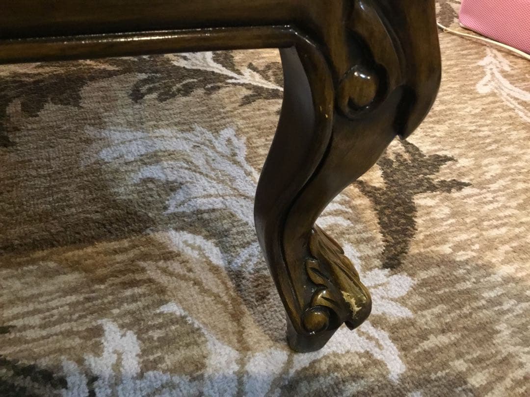 バロックスタイル 赤いアームチェア