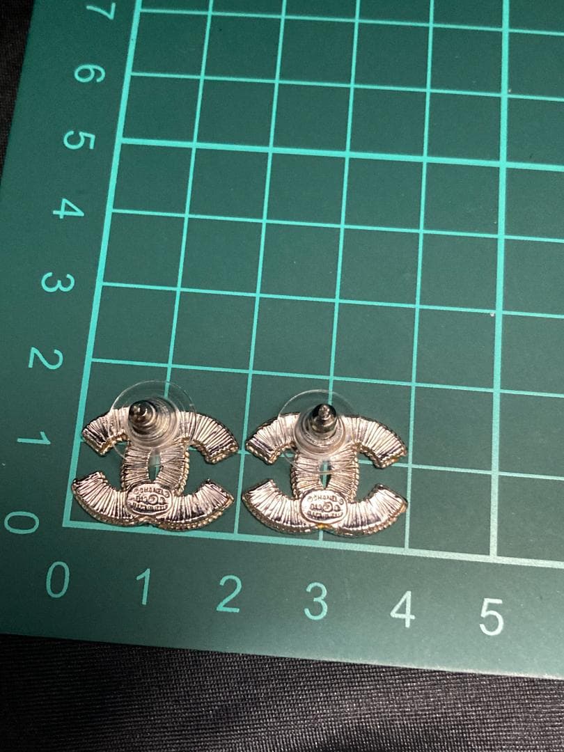 シャネル ココマークピアス B13 ブラック シルバー エナメル