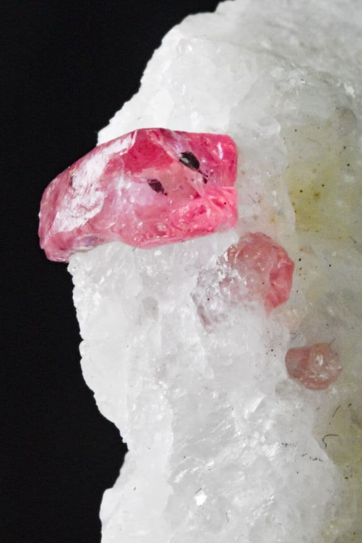 ミャンマーモゴック産 白い母岩上のピンクスピネル