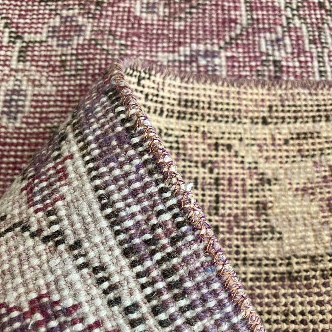 レッドパープル✳︎114×204✳︎ 囲みフラワー　ミルキー　トルコヴィンテージラグ