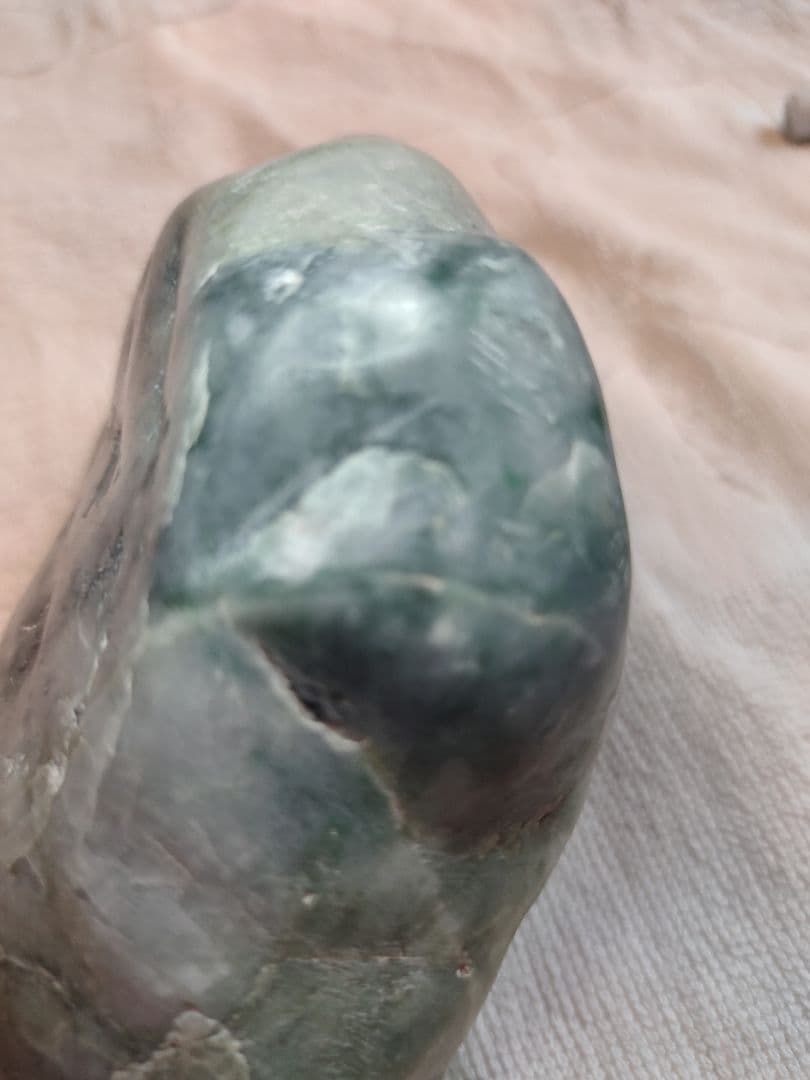 国産翡翠原石 多色　山形景 水石 1044g