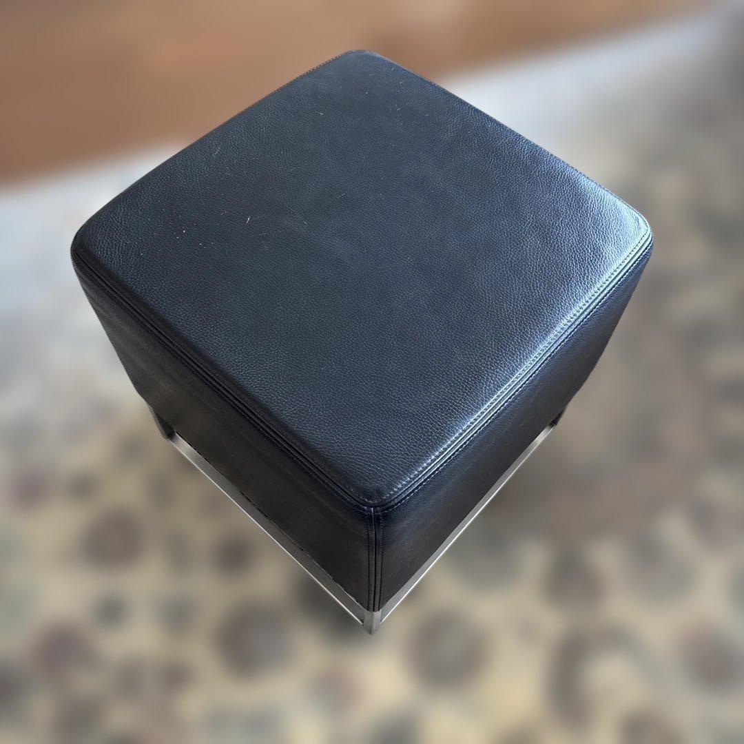 ブラックレザー スクエア型オットマン　イタリア製