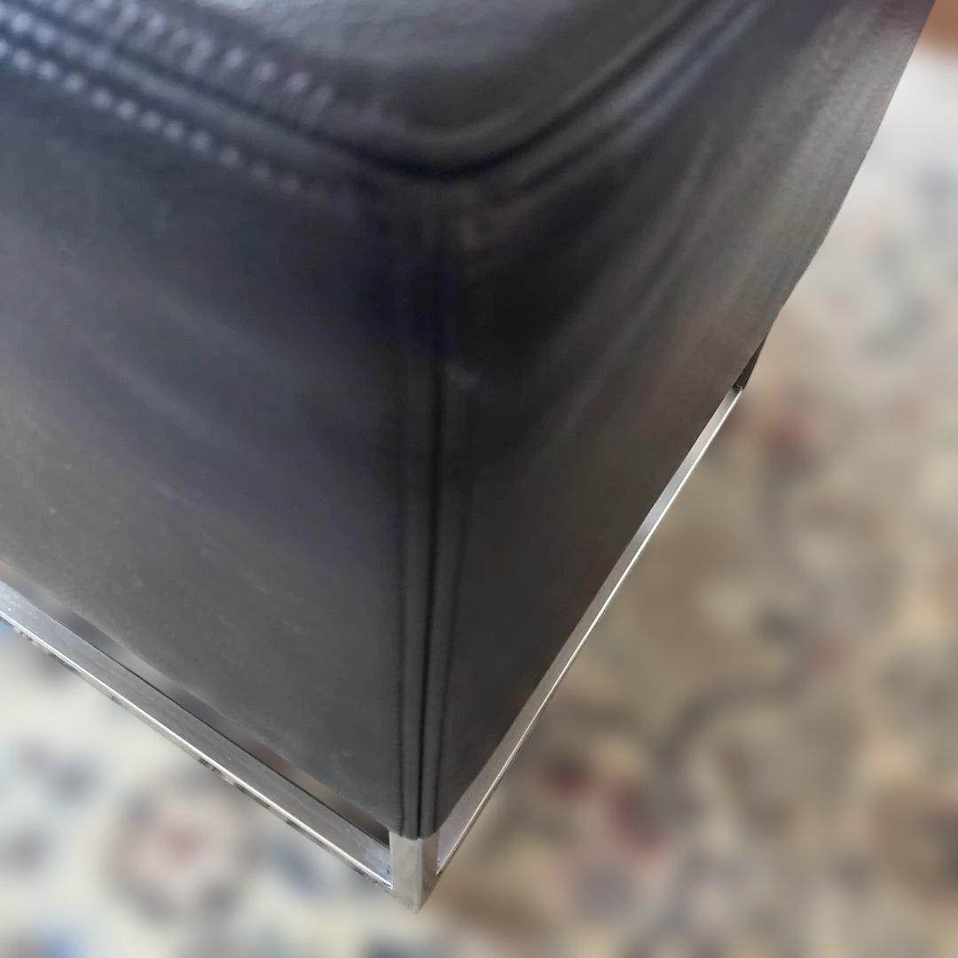 ブラックレザー スクエア型オットマン　イタリア製