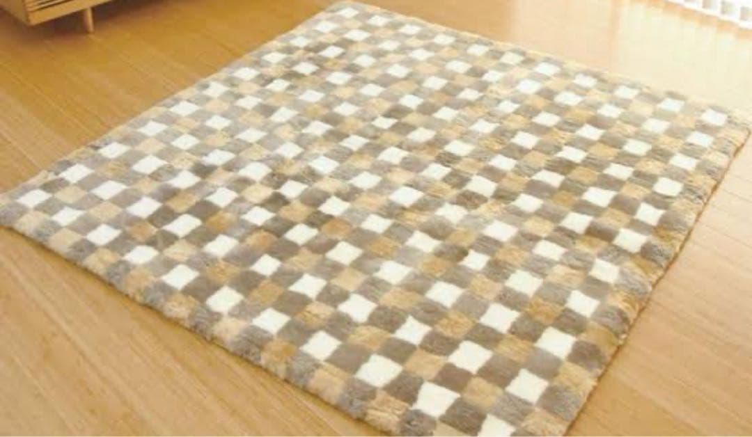 ムートン　茶色と白のチェック柄ラグ