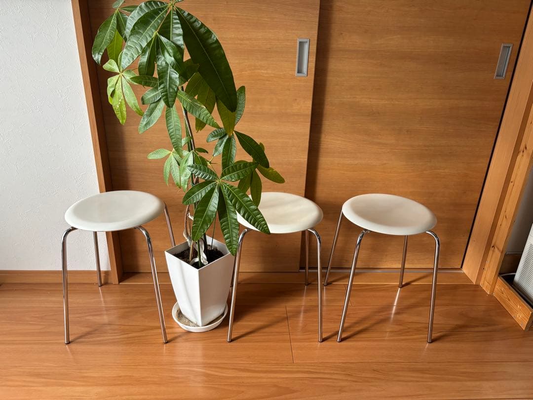 Fritz Hansen社製のドットスツールです。