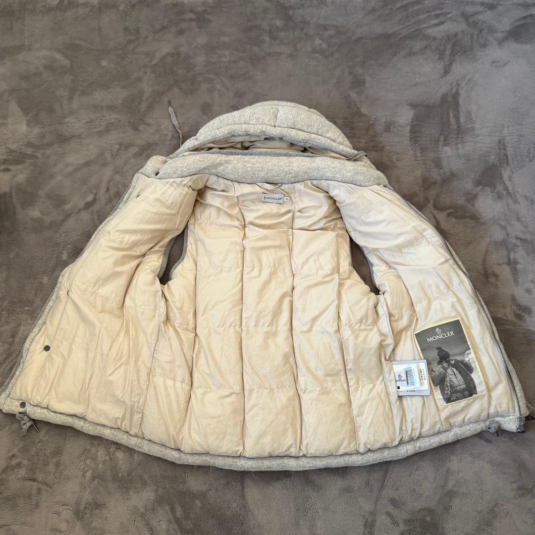 moncler マグリア ダウンベスト maglia 霜 グレー ロゴ ワッペン