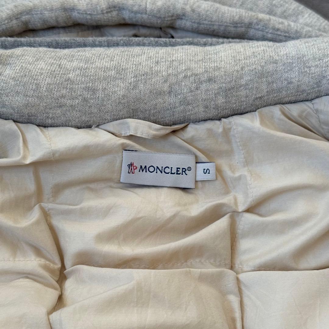 moncler マグリア ダウンベスト maglia 霜 グレー ロゴ ワッペン