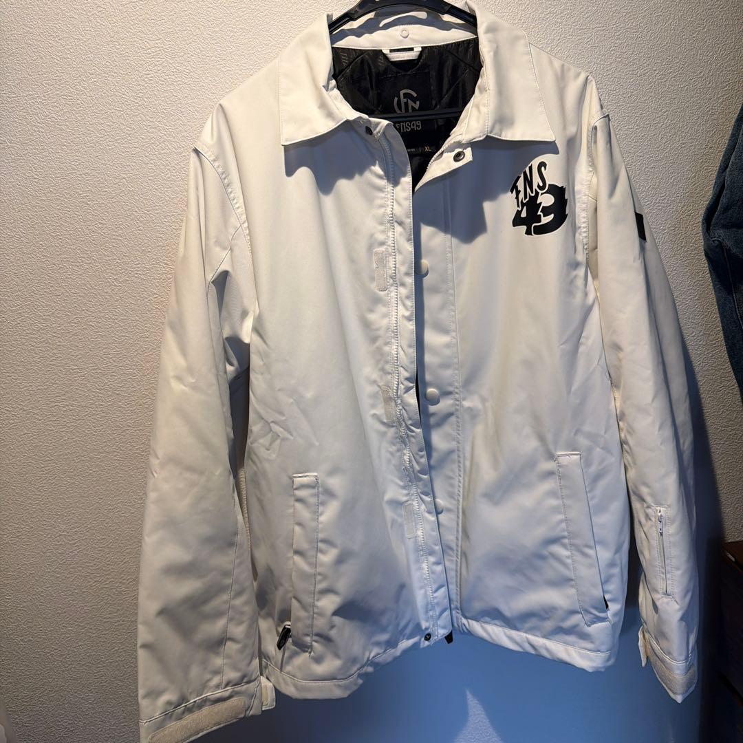 ホワイトジャケットとブラックパンツセット