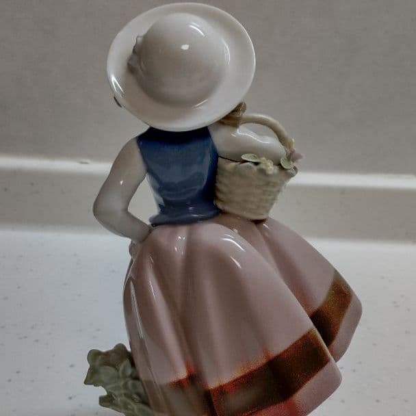 リアドロ　リヤドロ　LLADRO　少女　花