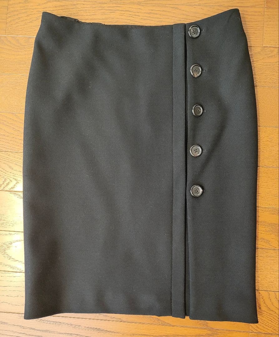 プラダ　PRADA 黒 ボタン付き タイトスカート ひざ丈