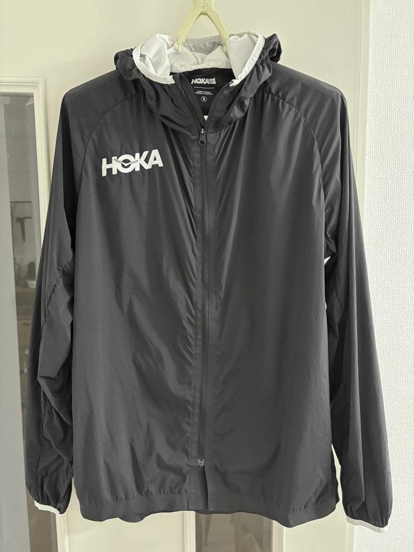 HOKA フード付きウィンドブレーカー S