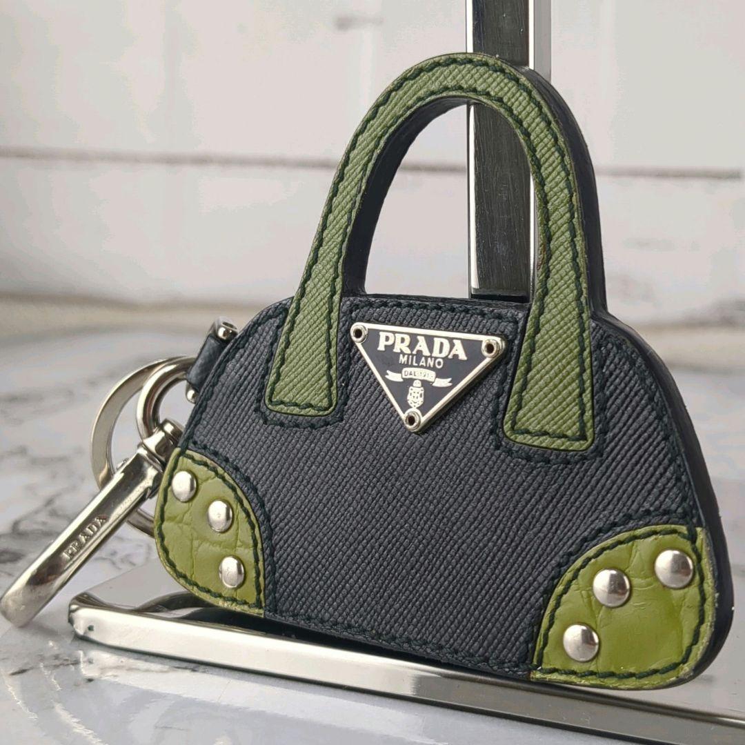 【美品】プラダ☆三角ロゴ　サフィアーノ　バッグ　チャーム　キーホルダ　かわいい