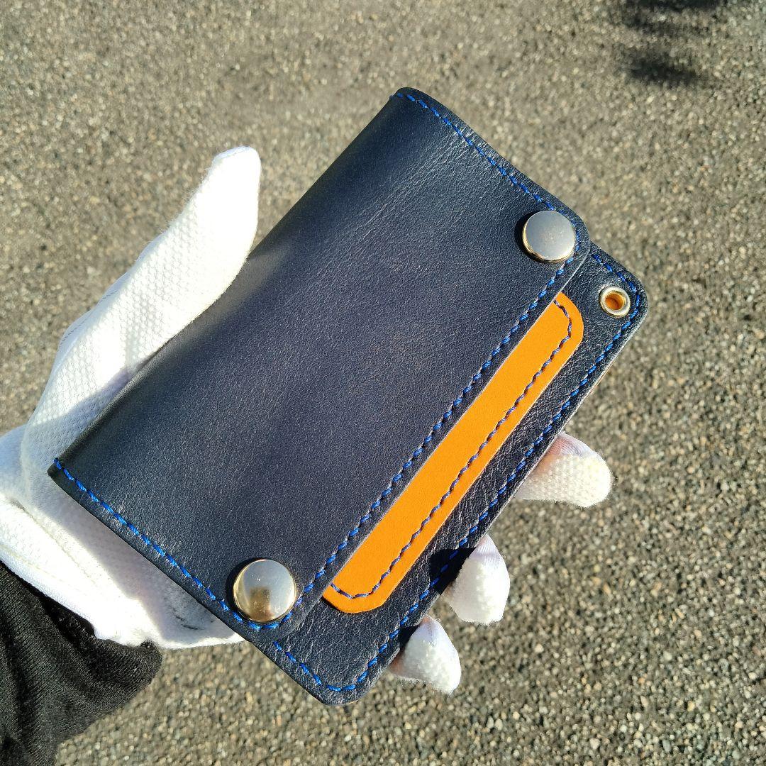 ネイビー×キャメルが映えるハンドメイドレザー トラッカーウォレット 二つ折り財布