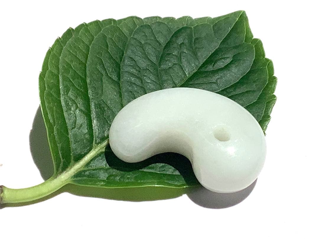 ✳60万円以上間違い無し‼️卸し糸魚川翡翠勾玉　お守り守護石に　鑑別書取得極上品‼️