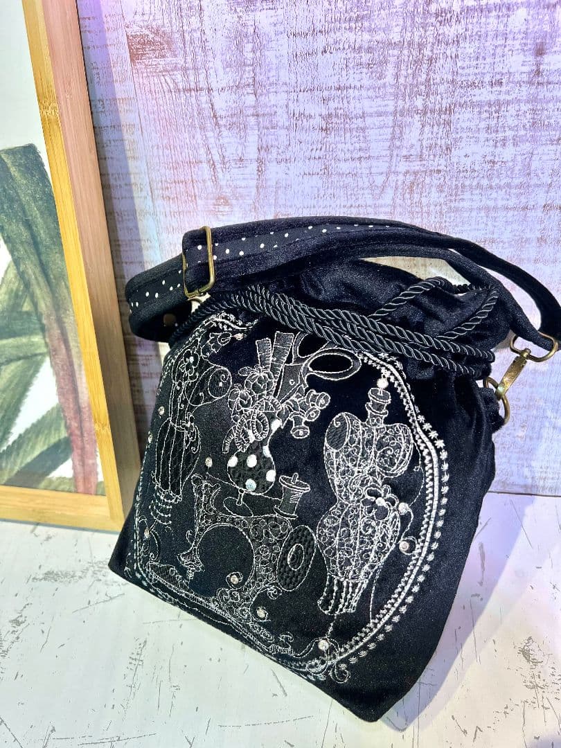 ロラライハリス♡ブラックベロア♡刺繍のワンハンドル巾着バッグ♡