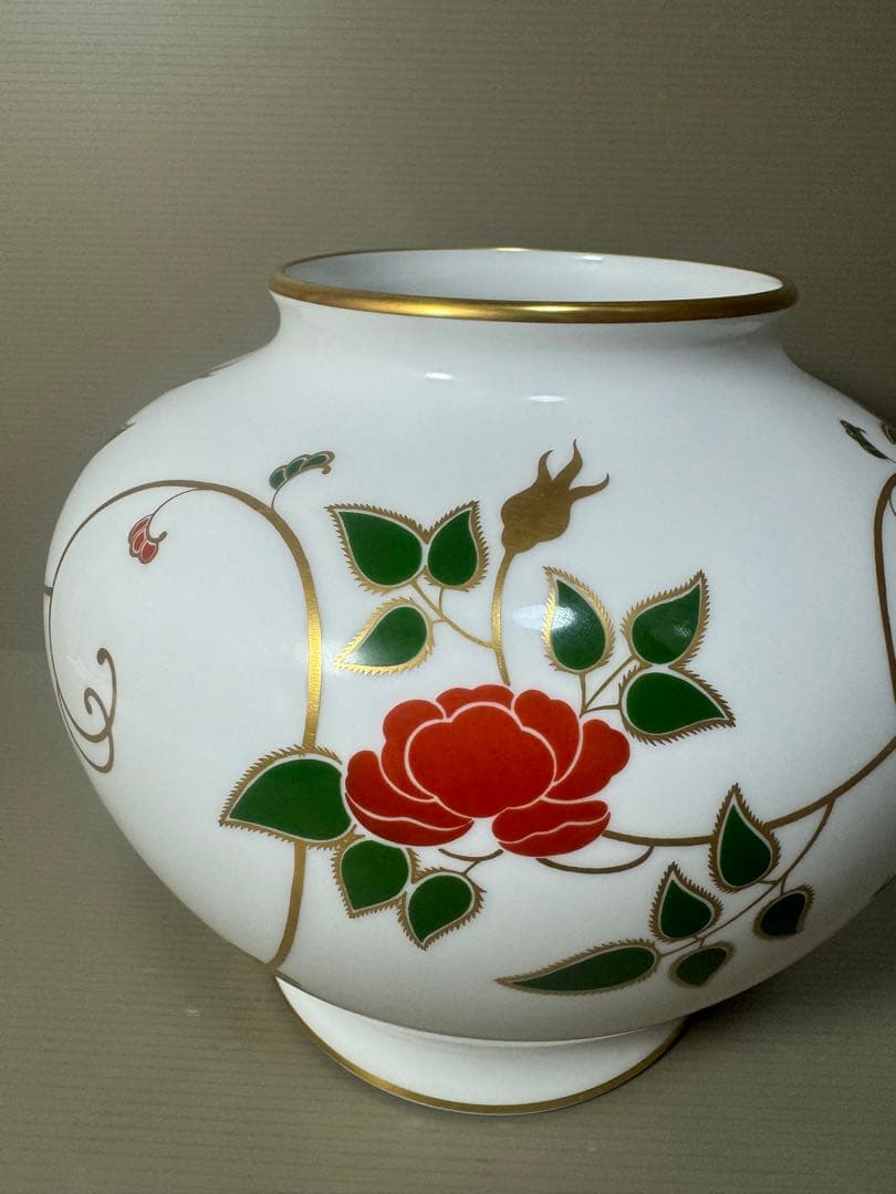 2190  大倉陶園　金彩白磁　ツル薔薇唐草模様　花瓶