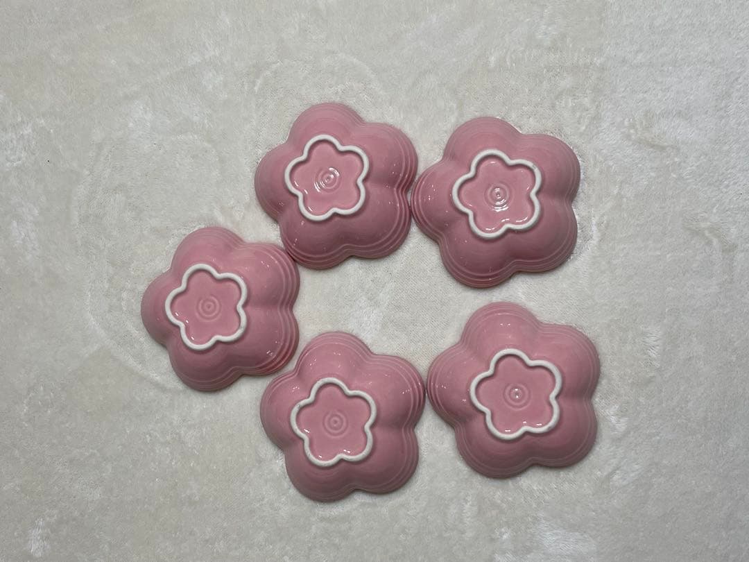 ほぼ新品未使用　ル・クルーゼ　フラワーボウル　ローズクォーツ？　５枚セット　（2