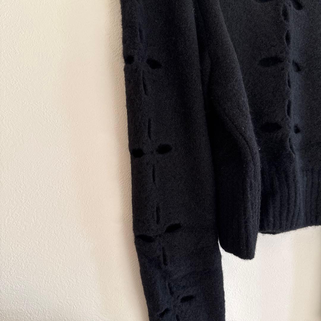黒 カットアウトデザイン クロップドニット