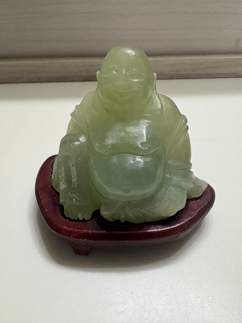 翡翠 手彫りの布袋さま 木製台座付き