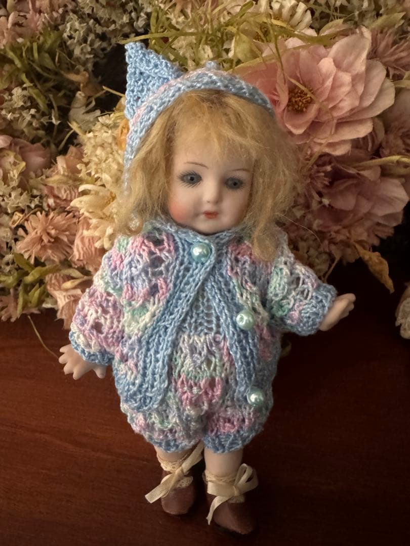 ケストナークローズドマウスオールビスクドール　リプロ　イギリス手編みのうさぎ服