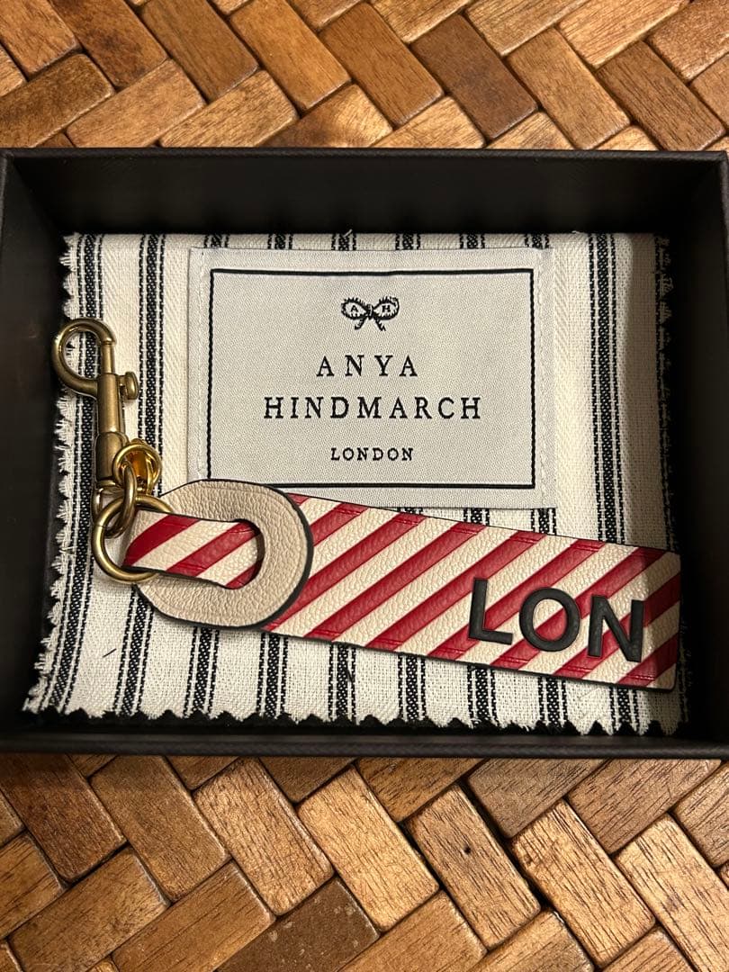 ANYA HINDMARCH 赤白ストライプ キーホルダー