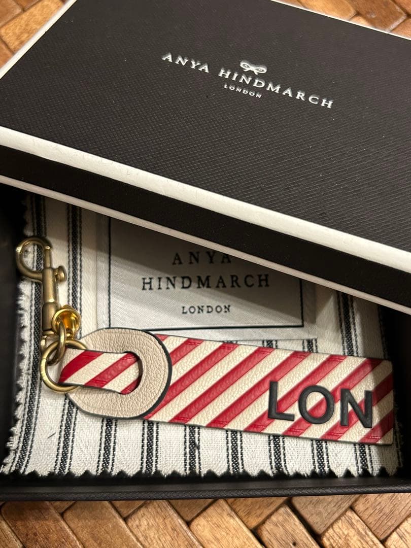 ANYA HINDMARCH 赤白ストライプ キーホルダー