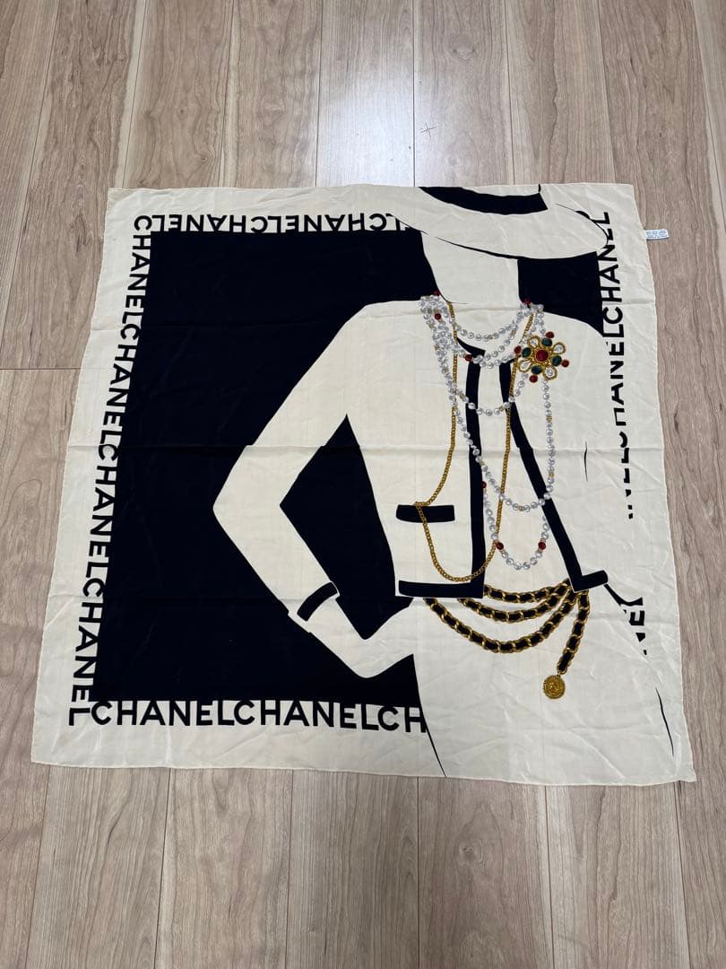 CHANEL シルエットデザイン スカーフ